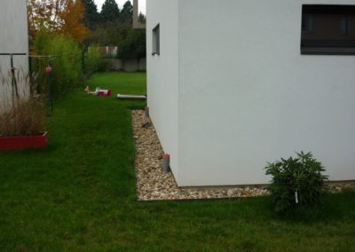 Bordure, pied de mur d’une maison individuelle sous forget à Quincieux