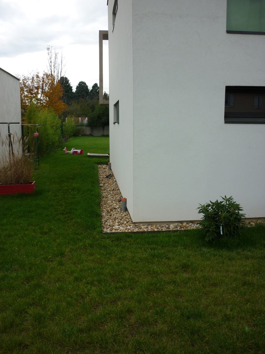 Bordure, pied de mur d'une maison individuelle sous forget à Quincieux