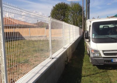 POMMIERS 69480 réalisation d’une clôture rigide blanche sur muret