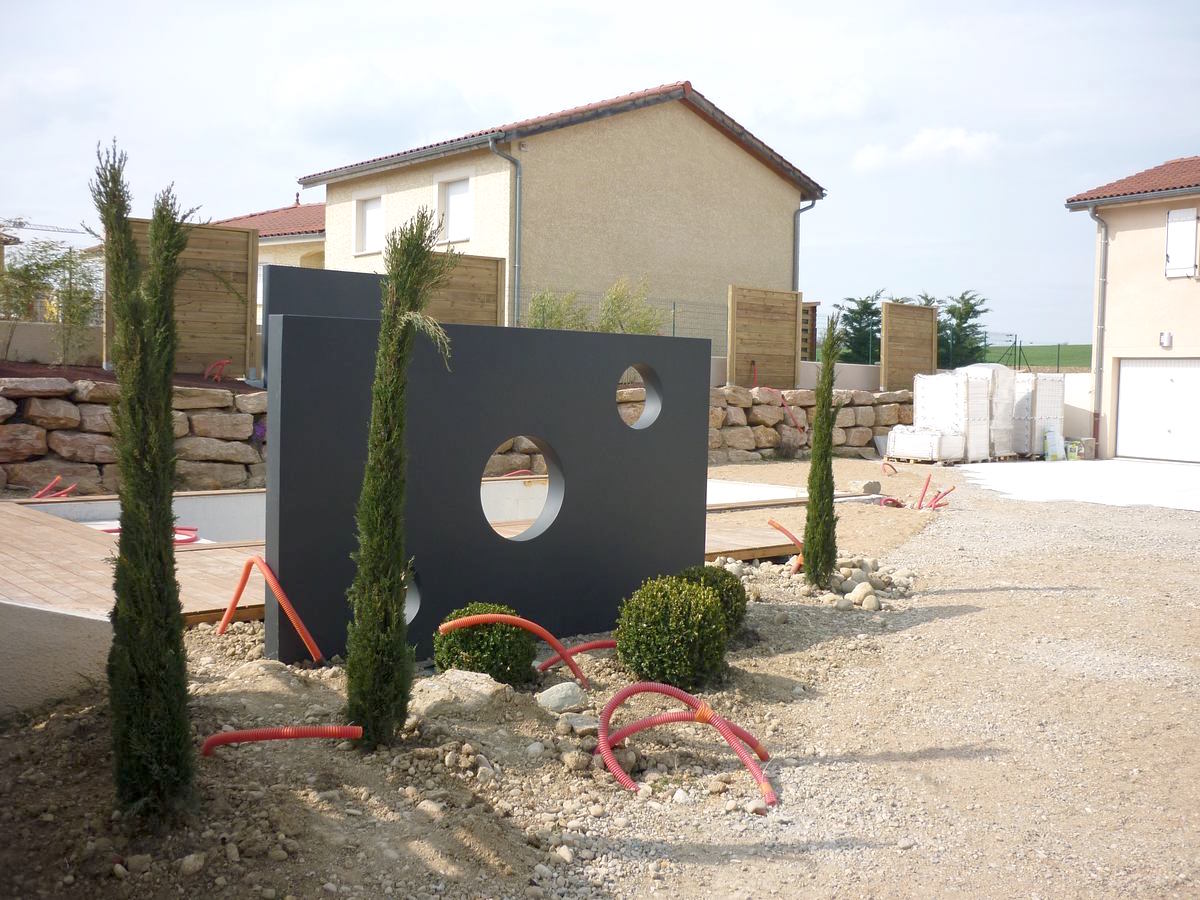 implantation de décoration et arbustes cyprès totem et buis