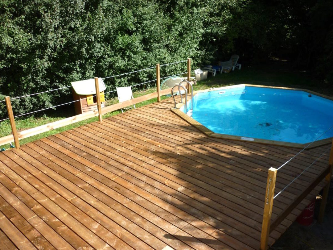 Piscine hors sol avec terrasse en bois exotique à Charbonnières les