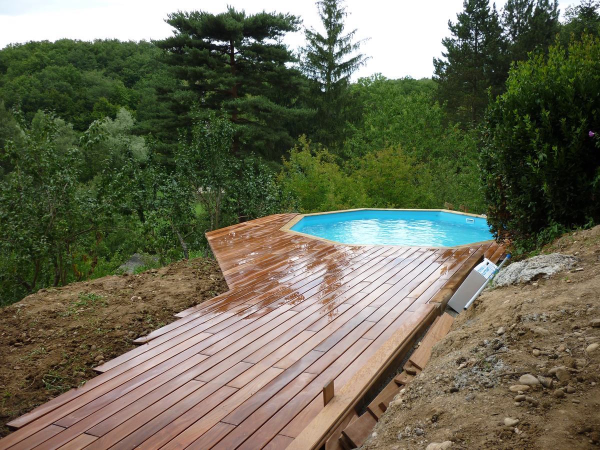 Piscine hors sol avec terrasse en bois exotique à Charbonnières les Bains 69260