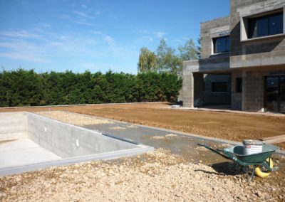 Préparation de l’engazonnement sur toit terrasse autour de la piscine à Saint Didier de Formans 01600