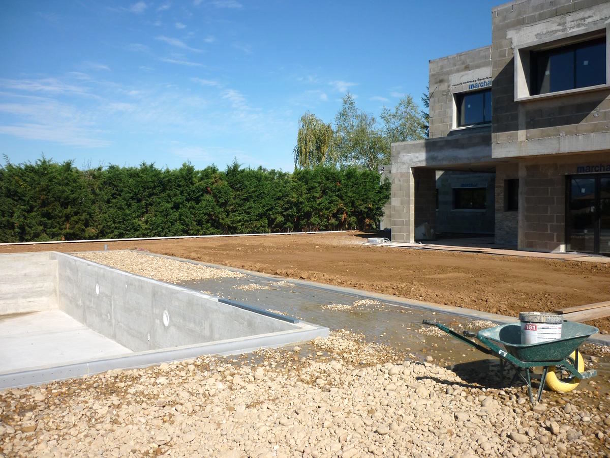 Préparation de l'engazonnement sur toit terrasse autour de la piscine à Saint Didier de Formans 01600