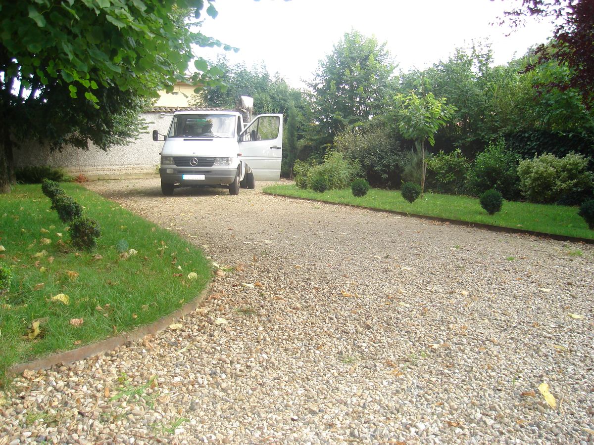 Réalisation de bordures metalliques entre gazon et gravier à Reyrieux 01600