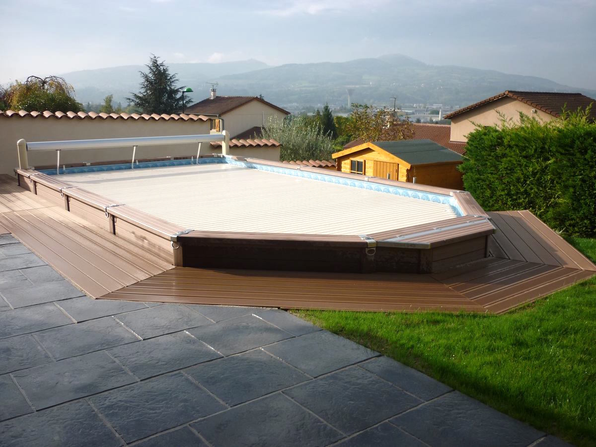 Terrasse de piscine hors sol en composite à Genay 69730