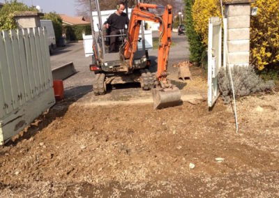 Terrassement avant pavage réalisation d’un accès à Chaleins 01480